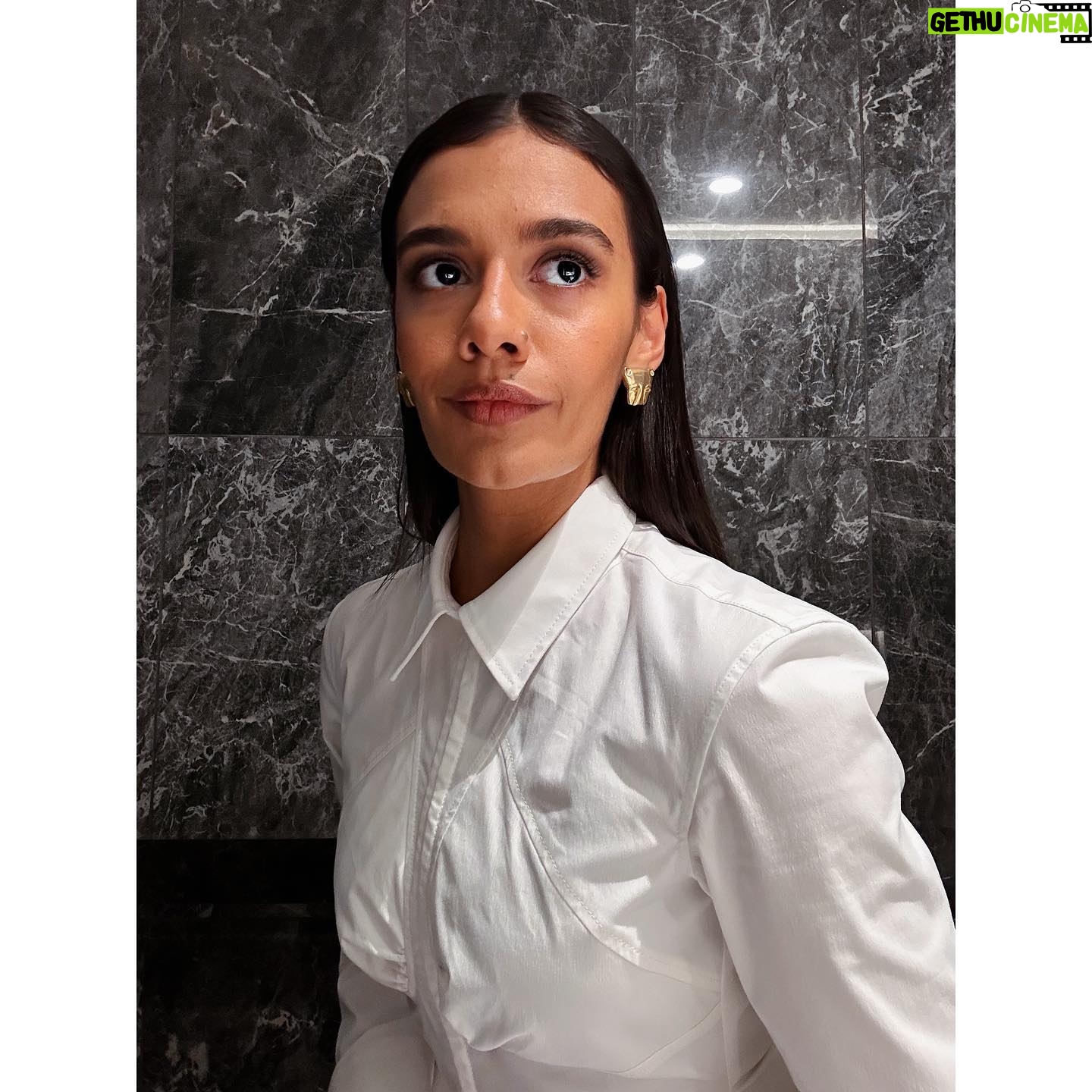 Madeleine Madden - 4.7K Likes - Day 2 of @thewheeloftime Press Junket 🫧
Thank again to my gorgeous glam team!
@bradmullinshair
@sarahtammer
Styled by myself wearing @dionlee