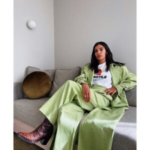 Madeleine Madden Instagram - Feeling the power of the Green Aes Sedai for Day 1 of @thewheeloftime Season 2 Press Junket ✨

Thank you to my glorious glam team 
@bradmullinshair 
@sarahtammer

Styled by myself wearing @camillaandmarc
