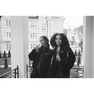 Madeleine Madden Instagram - Karlovy with my darlings
Shot by @sibelameti 💕