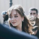 Madeleine Arthur Instagram - de la magie hier dans les jardins de tuileries - merci mille fois de m'avoir reçue @dior c'était un rêve. les confections de @mariagraziachiuri sont sublimes 🖤 @diorbeauty #DiorFW23