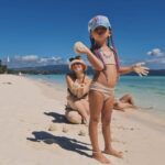 Madeleine Humphries Instagram - Sand balls fights = happy girls 🤍 @solenn