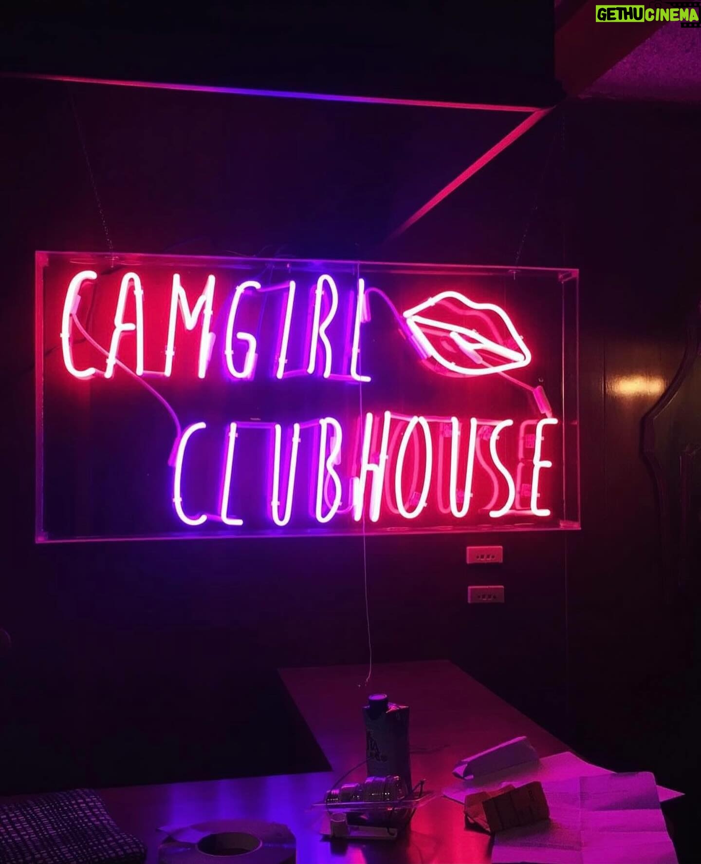Madeline Brewer Instagram - Do you want to own an iconic piece of Cam history? While also donating to a good cause? Yes, obviously. Check @isaiswrong stories to learn how!! Youโve got 2 weeks and infinite chances to own EITHER this one of a kind custom neon sign as featured in the movie (fully functional, actual prop, only one ever made) or one of these very fun fanny packs, modeled here by yours truly! These are the OFFICIAL cast and crew wrap gift on Cam and very few of them exist ๐ธ๐๐ท๐ no purchase or donation necessary to enter!