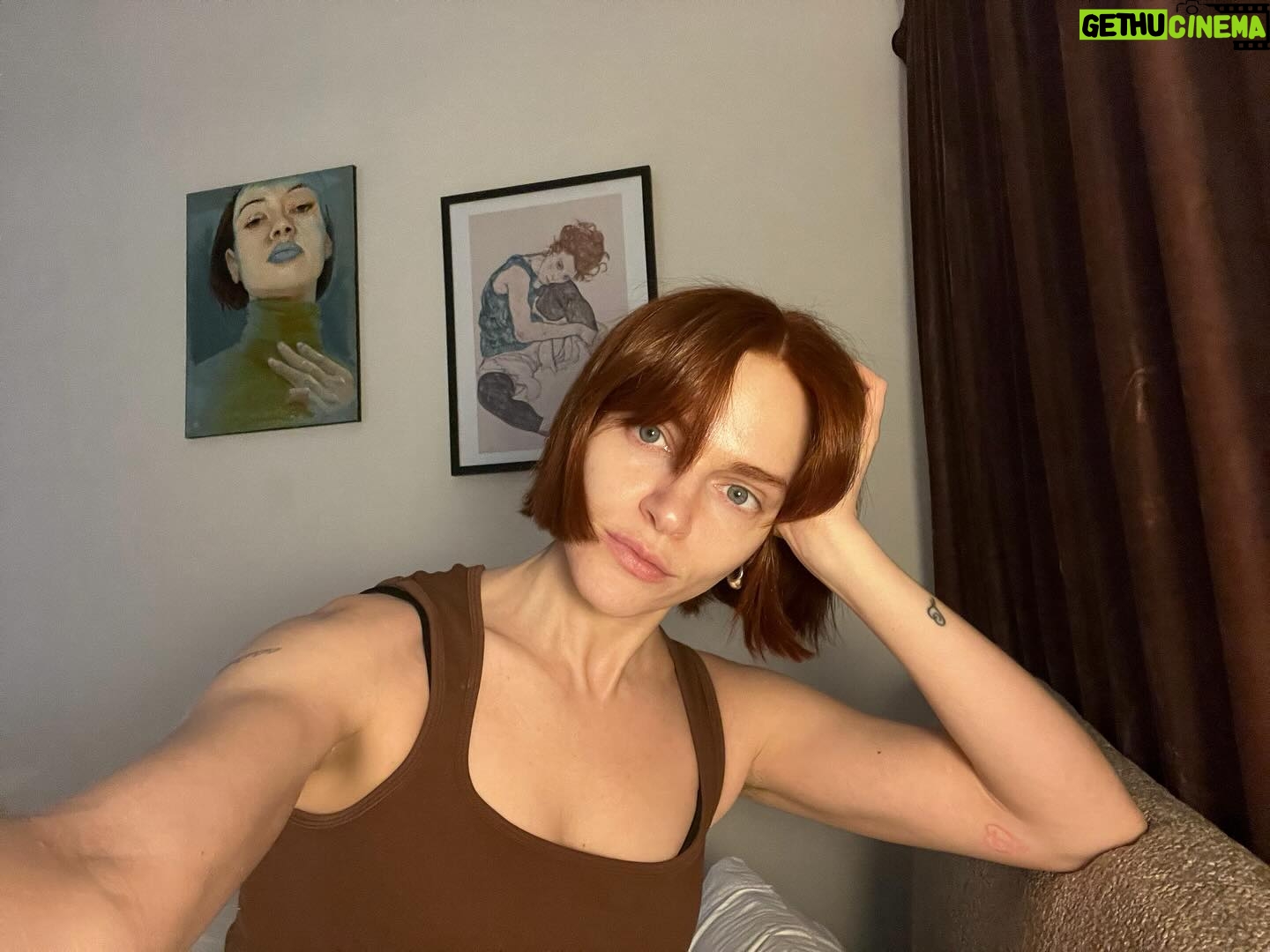 Madeline Brewer - 5.9K Likes - hangin with my girls with my freshie red hairssss 👩🏻🦰