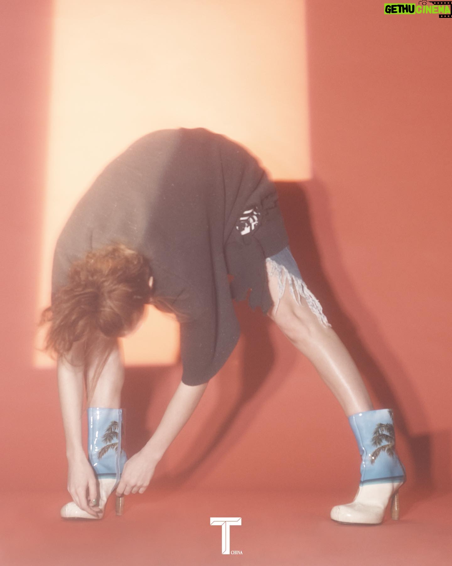 Madeline Brewer Instagram - water creature @jw_anderson @jonathan.anderson feature for @tmagazinechina π¦ shot by @markluckasavage & styled by @millermode π¦ makeup by @ginakanemakeup & hair by @dayaruci π @isa_mascarenas @alex.schack π¦¦