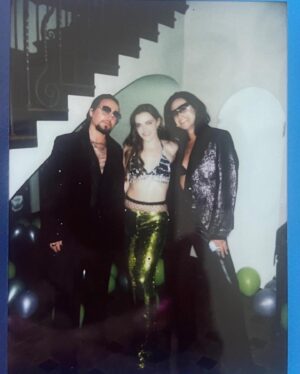 Madeline Brewer Instagram - 20s farewell tour has concluded 
thank u to everyone who helped me ring in a new decade with LOTS of glitter 
i love being alive. i wake up every day with a sense of promise about the day and where i fit in it. i haven’t always felt this way and i am so grateful to be here. i love the friends i’ve made in these 30 years and i can’t wait to know them all for another 30  more.