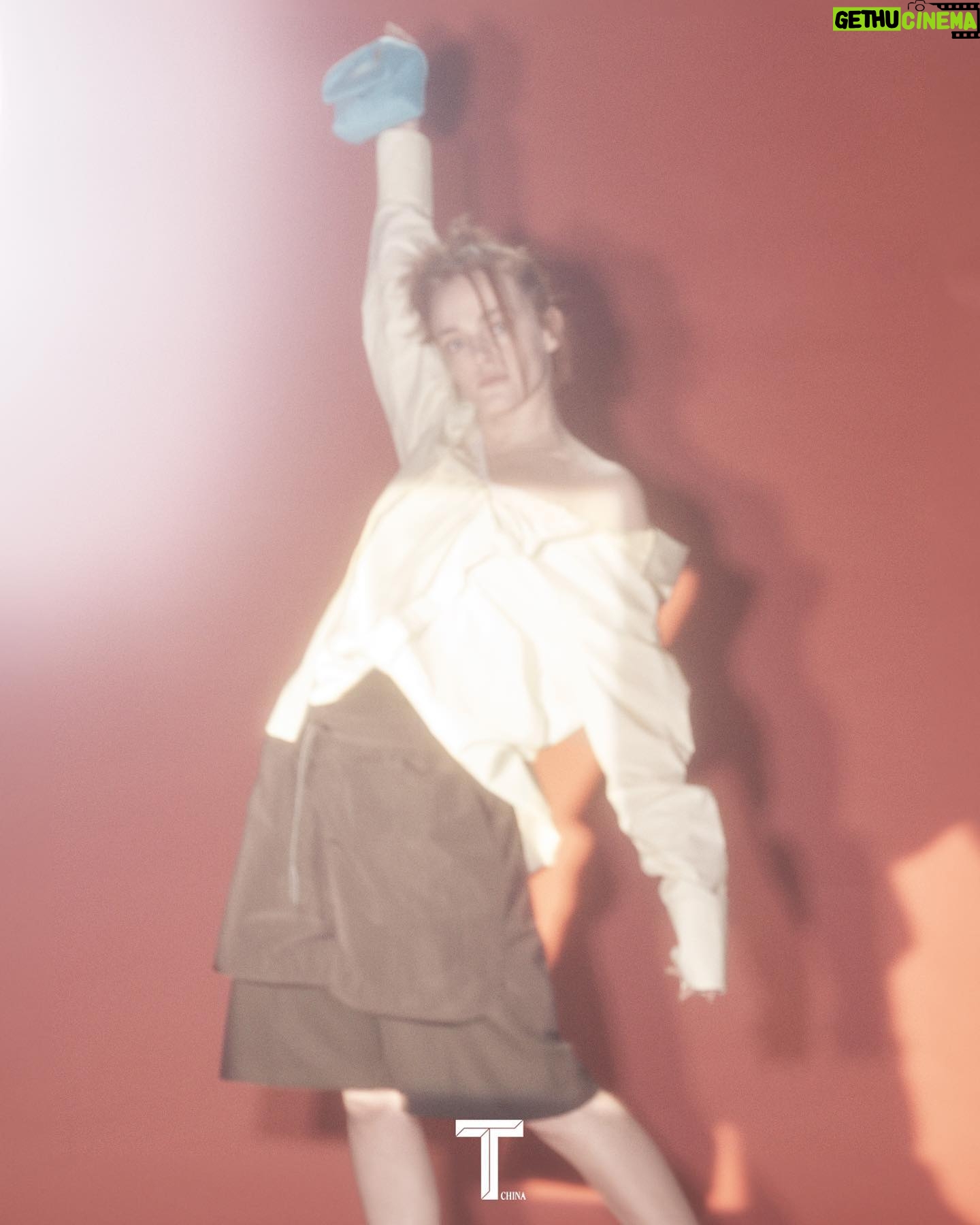Madeline Brewer Instagram - water creature @jw_anderson @jonathan.anderson feature for @tmagazinechina π¦ shot by @markluckasavage & styled by @millermode π¦ makeup by @ginakanemakeup & hair by @dayaruci π @isa_mascarenas @alex.schack π¦¦