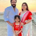 Madhu Reddy Instagram - Happy Family ❤️😘 @purvikaareddy @madithatikrishnakishore #instagram #insta #viralpost #family #familylife #familytime #familyfirst #picoftheday #viralposts #telugu #teluguactress #hyderabad #photooftheday #photoeveryday #treditional #trend #trendingnow #trend #festival #festivallife