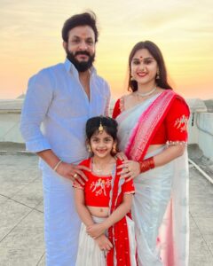 Madhu Reddy Instagram - Happy Family ❤️😘 @purvikaareddy @madithatikrishnakishore #instagram #insta #viralpost #family #familylife #familytime #familyfirst #picoftheday #viralposts #telugu #teluguactress #hyderabad #photooftheday #photoeveryday #treditional #trend #trendingnow #trend #festival #festivallife