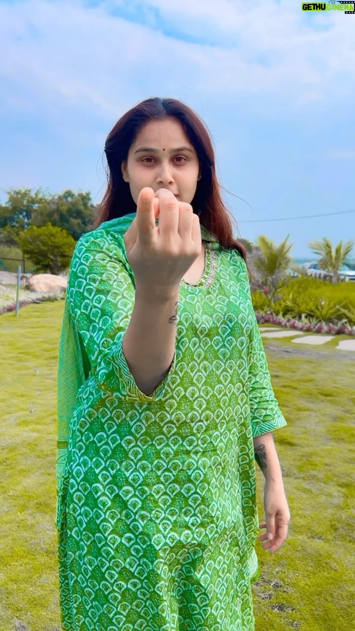 Madhu Reddy Instagram - Andhagada andhagada π dress @missammacollections2023 Video credit @ankith_666_ #instagram #insta #viral #reelsfeelit #reelsfeed #reels #viral #reach #reachreels #garshana #gharshanasongs #venkatesh #venkateshdaggubati #reelsindia #reelsinsta #reelslovers #expression #viralreel