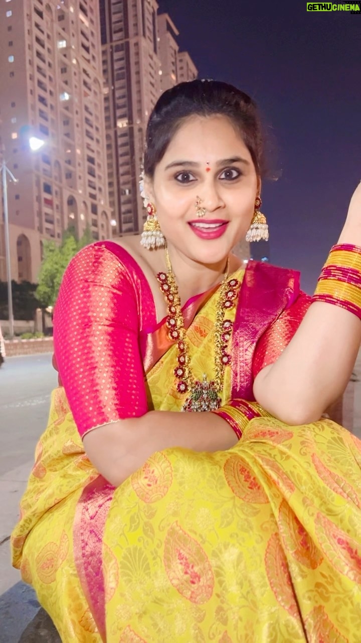Madhu Reddy Instagram - Intaki nuvvevaroo 🤷♀️ #instagram #insta #viralvideos #telugu #teluguactress #viral #madhureddy_official #trending #reelsvideo #reelsforyou #reelsfeelit #reelsviral #reelslovers #lyrics #expressions #expectations #telugubgm #feel #reelitfeelit❤️❤️ #feelgood