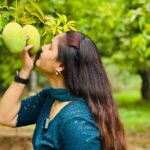 Madhu Reddy Instagram - Mangos Antee oka Emotion🫣 #instagram #insta #viral #post #viralpost #trendingnow #trend #mangos #season #emotion #mangoseason #village #viralposts