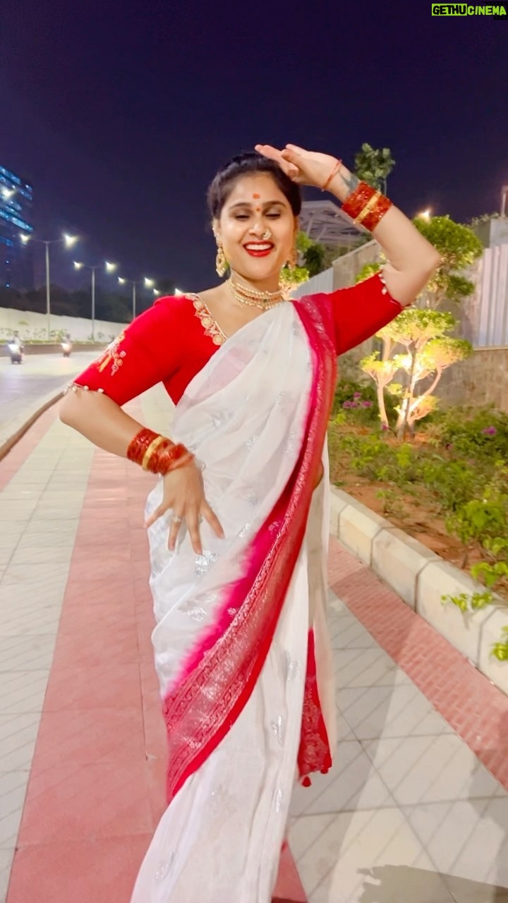 Madhu Reddy Instagram - Happy దసరా my insta family🙏 customised Saree Blouse @suhaicollections #instagram #insta #reels #reelsviral #reelsinsta #viral #trendingreels #balakrishna #sriyasaran #telugu #teluguactress #telugusongs #viralfeed #sareelove #sareelover #festival #trend