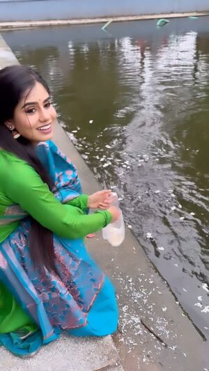Madhumitha Instagram - It’s our traditional way Hand feeding these beautiful fish is believed to give you peace and good Karma in the future...🌸🙏🏻