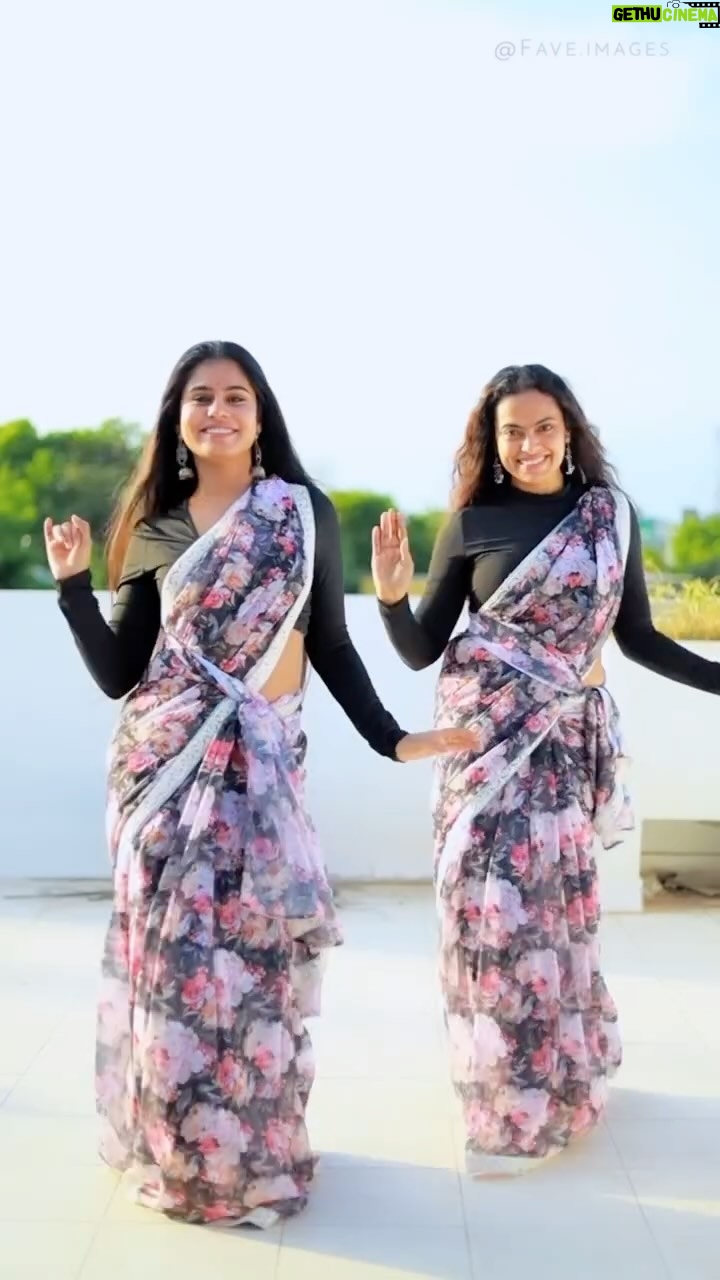 Madhumitha - 25K Likes - Selaiyum Ravikaiyum the saree made with love
Saree : chiffon floral with white color embroidered lace
Blouse: black plain
Price : 1899
Dm for orders or buy through our website
www.selaiyumravikaiyum.com
In frame actress @madhumitha_illayaraja
@yamuna__chinnadurai
Vc : @fave.images