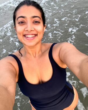 Madhuri Braganza Instagram - Don’t catch feelings, catch waves.🥰🌊🌅
#beachbum #happyplace #madtravels #madtimes #GoaTimes #sunset #sunsetlovers #catchingwaves #myhappyplace #goalove
