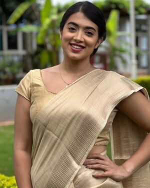 Madhuri Braganza Instagram - Played a teacher on today's set and it was lots of fun to not actually teach.💃🏻😆
Grateful to have done a print ad after some months.✨️
.
.
Hair & Make up @lesalon_virsella
Styling @pavshivan
Photography @marina_rinna
Middleman and top man @rohanpereira
#ethnicwear #saree #teachervibes #poserforlife #malayalisaree #teacherroles #outdoorshots