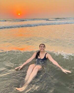 Madhuri Braganza Instagram - Don’t catch feelings, catch waves.🥰🌊🌅
#beachbum #happyplace #madtravels #madtimes #GoaTimes #sunset #sunsetlovers #catchingwaves #myhappyplace #goalove