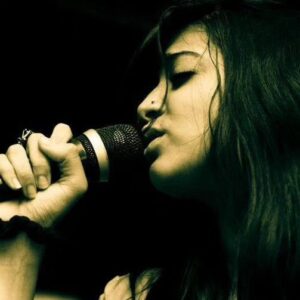 Madhuri Braganza Instagram - It's been a while since I sang!🎶 Time to pick up from where I left off. 🎤💕
.
.
#letsgo #singermads #madcovers #musician #singer #vocals #vocalist #vocalcoach #westernvocals #singerlife #singingmakesmehappy #vocalteacher