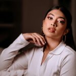 Madhuri Braganza Instagram – A quick shoot in the Kingdom a few months ago with the A-team mentioned below.🥰 
Also posting at random times to check the algorithm. Lol
📸 @ineshartistry 
💄 @slaywithpri 
😴 @wwhyjjj 
.
.
#editorial #makeup #experimentalmakeup #slaywithpri #funstuff #londondays #favedays #poserforlife #indoorphotography #outdoorshots #makeupshots #sideprofile #white #simplicity #actorposes #lighting #lightandshadow #shadowplay #imissshooting