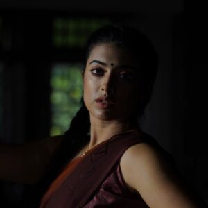 Madhuri Braganza Instagram - Some intense expressions captured by @shalupeyad on the set of our Malayalam film Varaal that was subsequently dubbed in Telugu too.🩶🤎🖤
.
.
#film #behindthescenes #mollywood #tollywood #varaal #cinema #indiancinema #intense