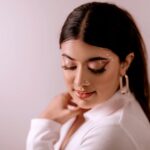 Madhuri Braganza Instagram – A quick shoot in the Kingdom a few months ago with the A-team mentioned below.🥰 
Also posting at random times to check the algorithm. Lol
📸 @ineshartistry 
💄 @slaywithpri 
😴 @wwhyjjj 
.
.
#editorial #makeup #experimentalmakeup #slaywithpri #funstuff #londondays #favedays #poserforlife #indoorphotography #outdoorshots #makeupshots #sideprofile #white #simplicity #actorposes #lighting #lightandshadow #shadowplay #imissshooting