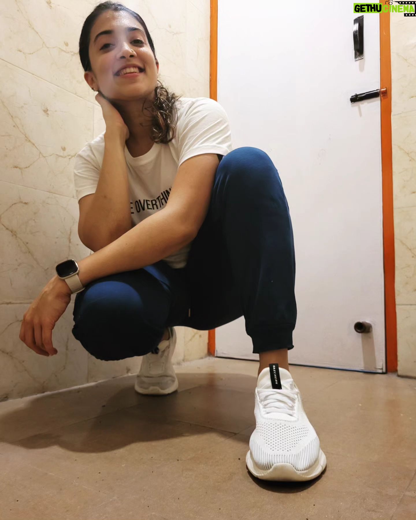 Madhuri Braganza Instagram - I love this T, but I most definitely did not overthink this shoot I did for myself in the bathroom post my workout.πͺπΌπ
. . . #endorphins #ranoutofpictures #iclearlymissshooting #makelifefun #postworkoutglow #funstuff #nomakeup #unedited #sweaty #selfshot #sweatymads #blameitontheendorphins #theendorphinsgotme
