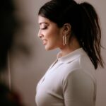 Madhuri Braganza Instagram – A quick shoot in the Kingdom a few months ago with the A-team mentioned below.🥰 
Also posting at random times to check the algorithm. Lol
📸 @ineshartistry 
💄 @slaywithpri 
😴 @wwhyjjj 
.
.
#editorial #makeup #experimentalmakeup #slaywithpri #funstuff #londondays #favedays #poserforlife #indoorphotography #outdoorshots #makeupshots #sideprofile #white #simplicity #actorposes #lighting #lightandshadow #shadowplay #imissshooting