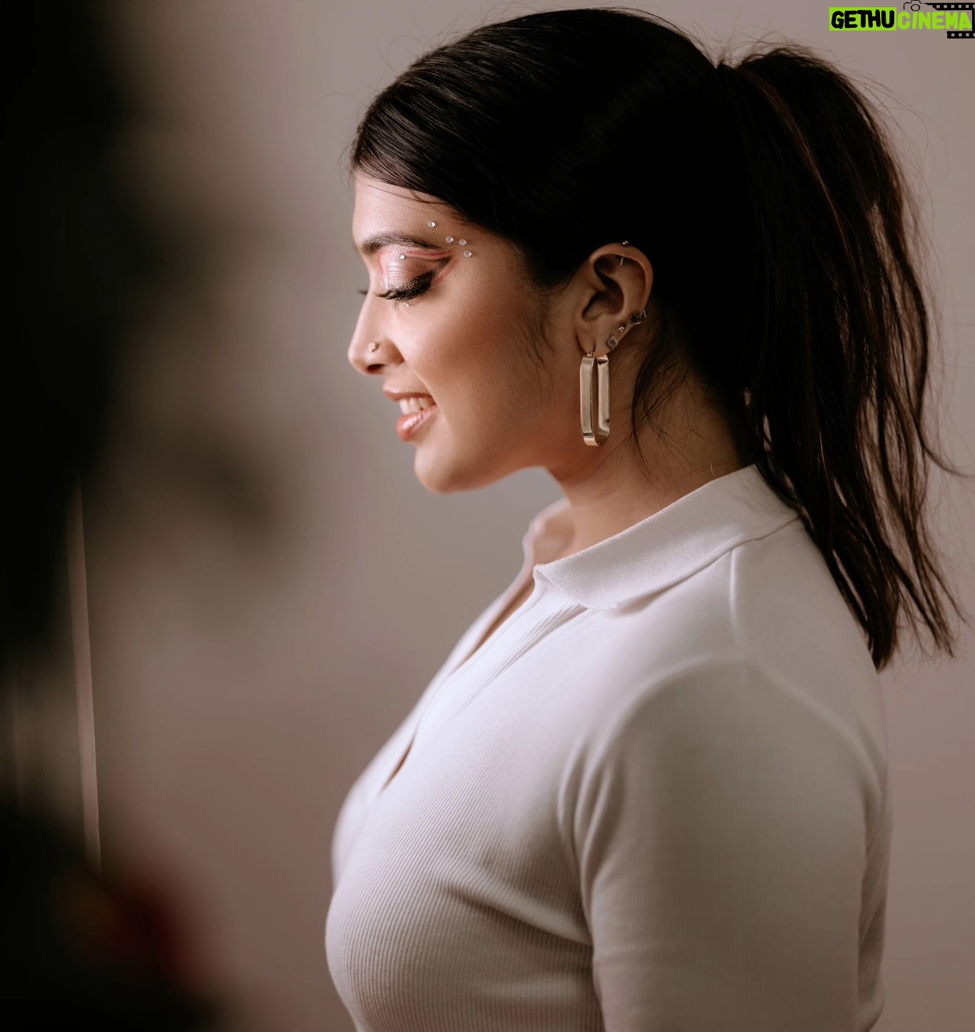 Madhuri Braganza Instagram - A quick shoot in the Kingdom a few months ago with the A-team mentioned below.π₯° Also posting at random times to check the algorithm. Lol πΈ @ineshartistry π @slaywithpri π΄ @wwhyjjj . . #editorial #makeup #experimentalmakeup #slaywithpri #funstuff #londondays #favedays #poserforlife #indoorphotography #outdoorshots #makeupshots #sideprofile #white #simplicity #actorposes #lighting #lightandshadow #shadowplay #imissshooting