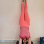 Madhuri Braganza Instagram - Progress over perfection.🙃 . . Thank you for guiding me @vishwabhaavniyoga #theviewthough #headstand #yogapractice #yogaasana #upsidedownviews #headstandview #poserforlife #pink #headstands #againstthewall #practicemakesperfect #yogapose #asanas #yogaeveryday #dailyyoga #dailywins #progress #progressoverperfection #smilingheadstand #yogaforlife
