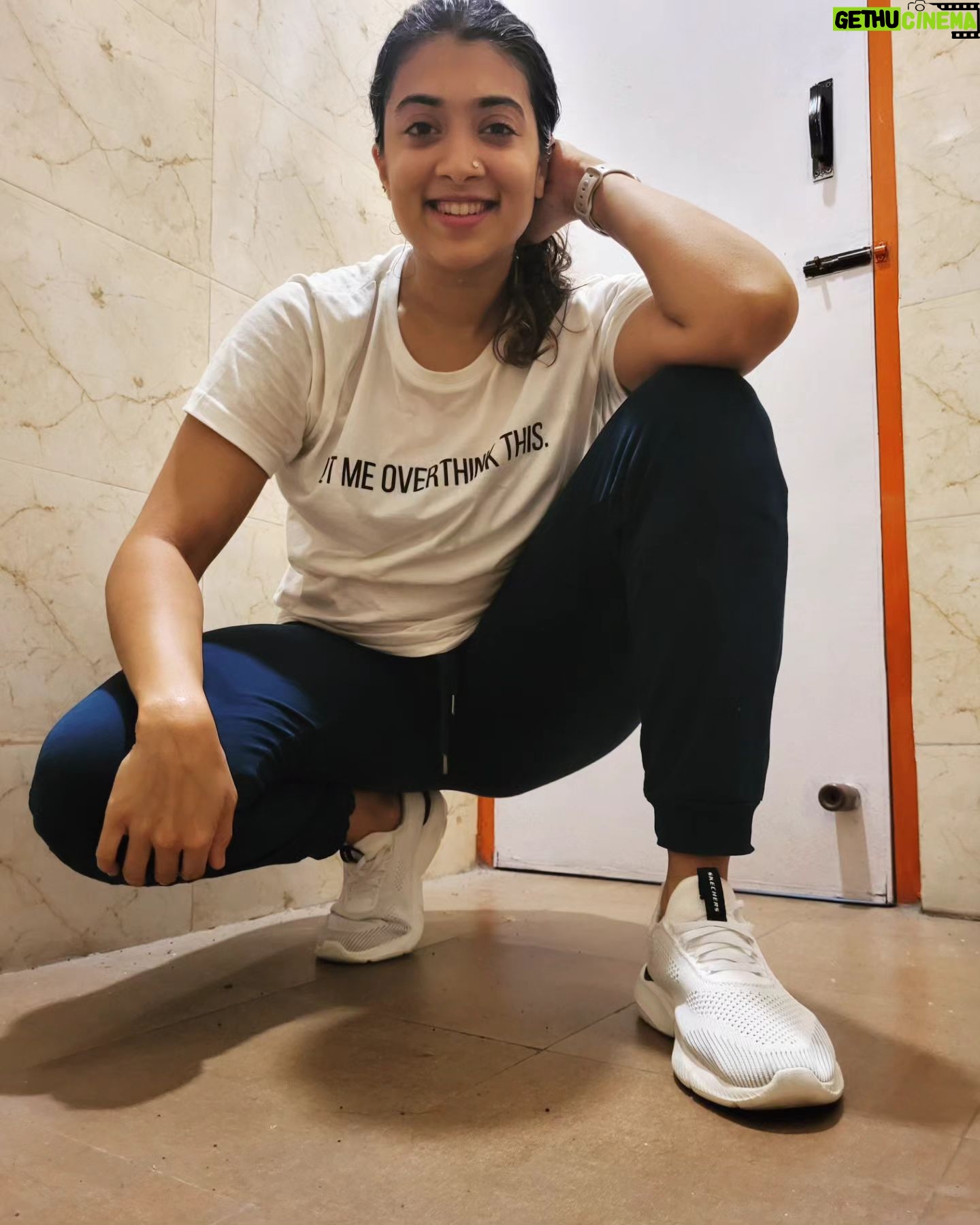 Madhuri Braganza Instagram - I love this T, but I most definitely did not overthink this shoot I did for myself in the bathroom post my workout.πͺπΌπ
. . . #endorphins #ranoutofpictures #iclearlymissshooting #makelifefun #postworkoutglow #funstuff #nomakeup #unedited #sweaty #selfshot #sweatymads #blameitontheendorphins #theendorphinsgotme