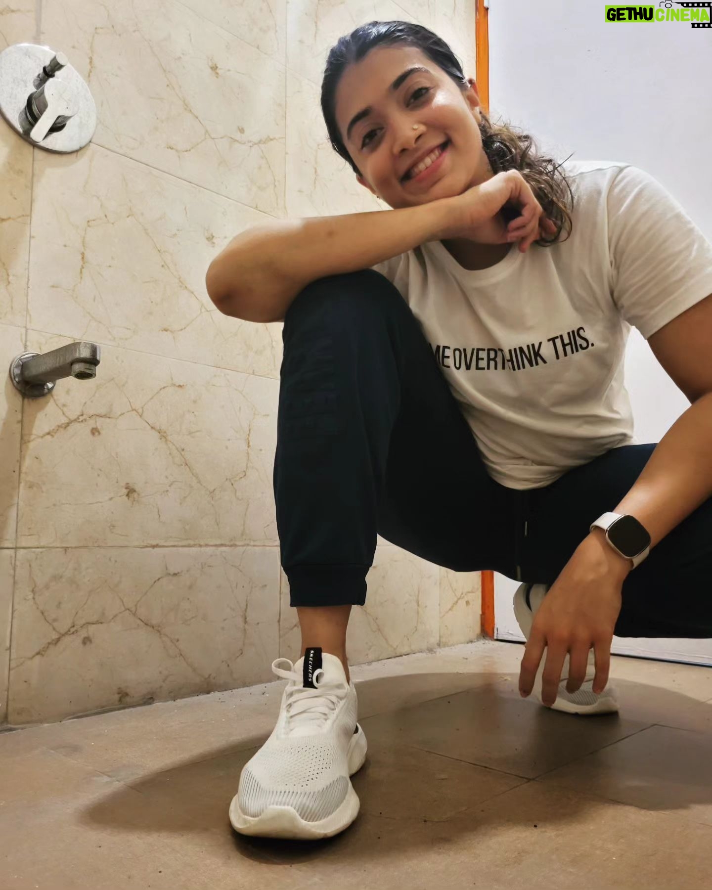 Madhuri Braganza Instagram - I love this T, but I most definitely did not overthink this shoot I did for myself in the bathroom post my workout.πͺπΌπ
. . . #endorphins #ranoutofpictures #iclearlymissshooting #makelifefun #postworkoutglow #funstuff #nomakeup #unedited #sweaty #selfshot #sweatymads #blameitontheendorphins #theendorphinsgotme