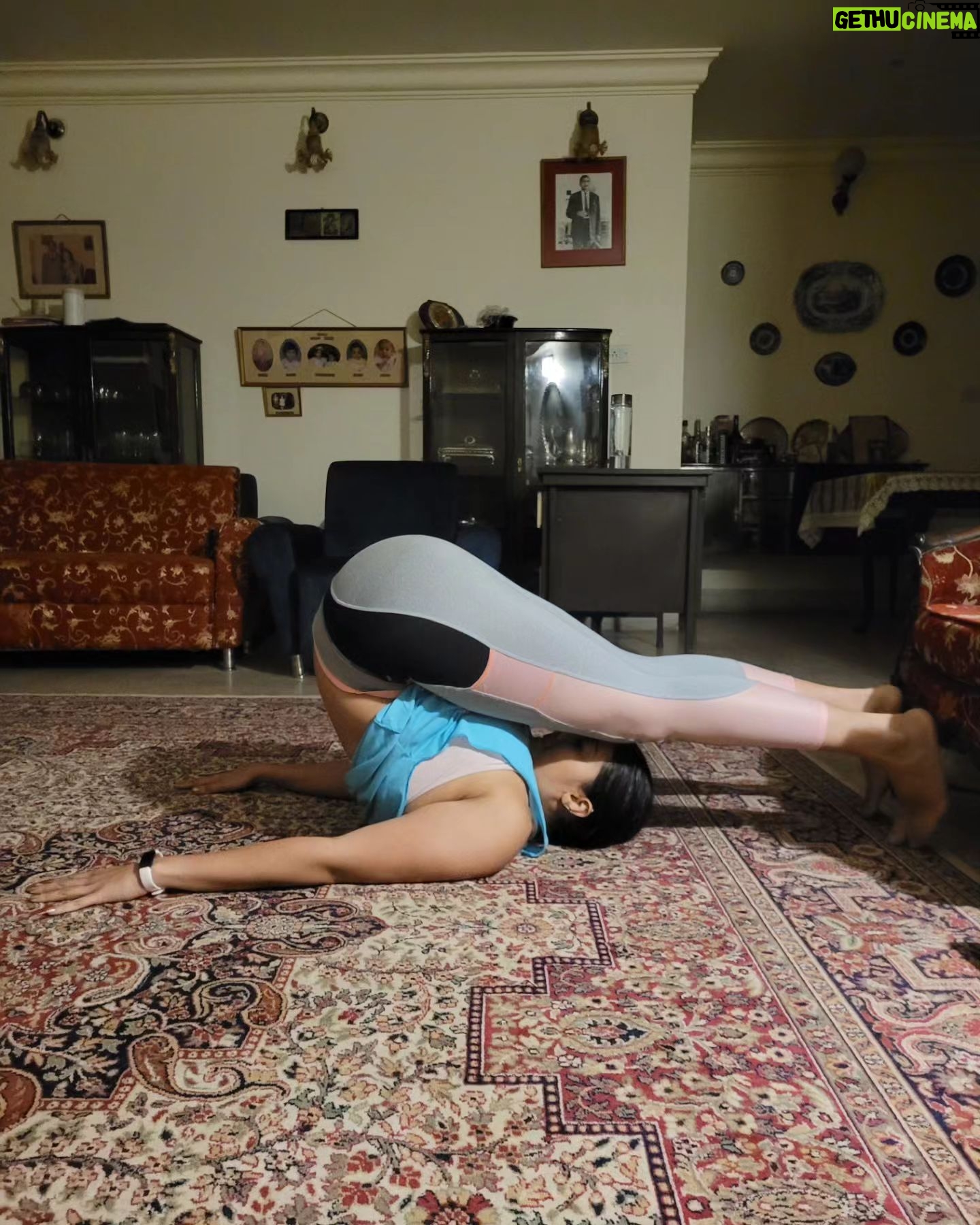 Madhuri Braganza Instagram - Yoga breaks mental barriers, more than physical ones for me.🙃 Just you go and try it okay thanks. Happy International Yoga Day!❤️ Thank you @vishwabhaavniyoga for your patience and guidance. I enjoy every moment!🥺 . . #newskills #newartforms #internationalyogaday #yogaday #yoga #yogalove #nofear #asanas #poserforlife #butinadifferentway