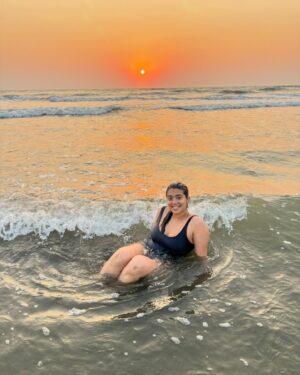 Madhuri Braganza Instagram - Don’t catch feelings, catch waves.🥰🌊🌅
#beachbum #happyplace #madtravels #madtimes #GoaTimes #sunset #sunsetlovers #catchingwaves #myhappyplace #goalove