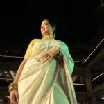 Madhuri Braganza Instagram - Was super special wearing mum's stunning wedding saree on the ramp last night.🥰💫👰🏻‍♀️✨️ . Thanks for the pictures @chaitsprabhakarphotography 😘 . #fashionismypassion #not #rampshow #rampwalk #bridallook #mangaloreanbride #mangoshowers #ethnicwear #Indianattire #poserforlife #realmodel #realbodies #mango #mangalorean #goan #pose #funevening #hype #longweekend #tiredaf #funstuff #whitesaree #bridalsaree #weddingsaree
