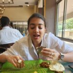 Madhuri Braganza Instagram – An afternoon with a photographer in old Bangalore.🌳🌸
Thanks for the pictures and that mad meal @nim.is.hh 🤗