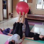 Madhuri Braganza Instagram – Yoga breaks mental barriers, more than physical ones for me.🙃 
Just you go and try it okay thanks.
Happy International Yoga Day!❤️
Thank you @vishwabhaavniyoga for your patience and guidance. I enjoy every moment!🥺
.
.
#newskills #newartforms #internationalyogaday #yogaday #yoga #yogalove #nofear #asanas #poserforlife #butinadifferentway