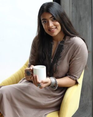 Madhuri Braganza Instagram - Enjoying my cup of black coffee since I'm racist like that. 🤤😋
.
.
Photography @arundhathi.h
Jewellery @teejhindia 
Kurtha @westsidestores 
Make up @madhuri.official lol
.
.
#poserforlife #actorthings #coffeelovers #blackcoffee #cuppacoffee #peacefultimes #teejh