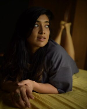 Madhuri Braganza Instagram - Me looking out the window and thinking *leather weather is coming* 🤩
@nim.is.hh capturing my true emotions as always.✔️🌻