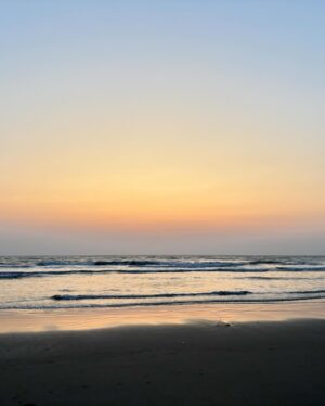 Madhuri Braganza Instagram - Don’t catch feelings, catch waves.🥰🌊🌅
#beachbum #happyplace #madtravels #madtimes #GoaTimes #sunset #sunsetlovers #catchingwaves #myhappyplace #goalove