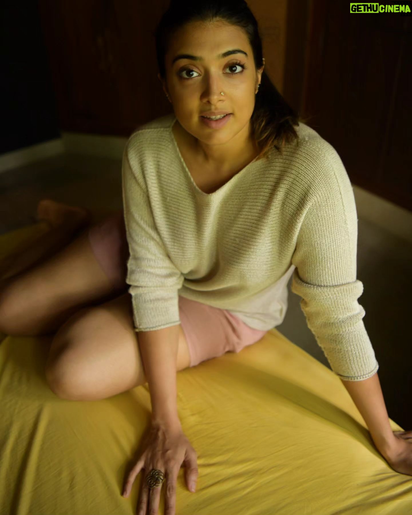 Madhuri Braganza Instagram - Me and my constantly tied hair.š
Thank you for this super quick shoot @nim.is.hh š¤ . . #indoorphotography #boudourish #lol #nimishjain #nimishjainphotography #indoorsy #indoorshots #poserforlife #nothere #bedroomshots #quickshoot #naturallight #natural #naturale #photography #actor #morethanaheadshot