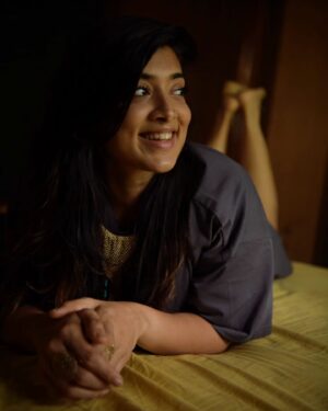 Madhuri Braganza Instagram - Me looking out the window and thinking *leather weather is coming* 🤩
@nim.is.hh capturing my true emotions as always.✔️🌻