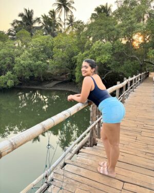 Madhuri Braganza Instagram - Don’t catch feelings, catch waves.🥰🌊🌅
#beachbum #happyplace #madtravels #madtimes #GoaTimes #sunset #sunsetlovers #catchingwaves #myhappyplace #goalove