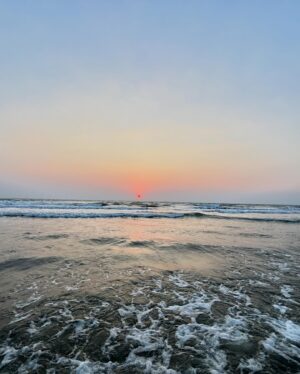 Madhuri Braganza Instagram - Don’t catch feelings, catch waves.🥰🌊🌅
#beachbum #happyplace #madtravels #madtimes #GoaTimes #sunset #sunsetlovers #catchingwaves #myhappyplace #goalove