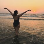 Madhuri Braganza Instagram - Don’t catch feelings, catch waves.🥰🌊🌅 #beachbum #happyplace #madtravels #madtimes #GoaTimes #sunset #sunsetlovers #catchingwaves #myhappyplace #goalove