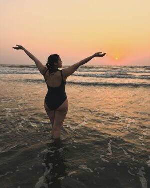 Madhuri Braganza Instagram - Don’t catch feelings, catch waves.🥰🌊🌅
#beachbum #happyplace #madtravels #madtimes #GoaTimes #sunset #sunsetlovers #catchingwaves #myhappyplace #goalove