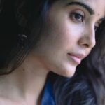 Madhuri Jain Instagram – Never felt so alive in my own skin and honestly , it’s beautiful and empowering 🤍💙

#bareskin

📸: @navin_prasathh 
Saree : @tribanga_india