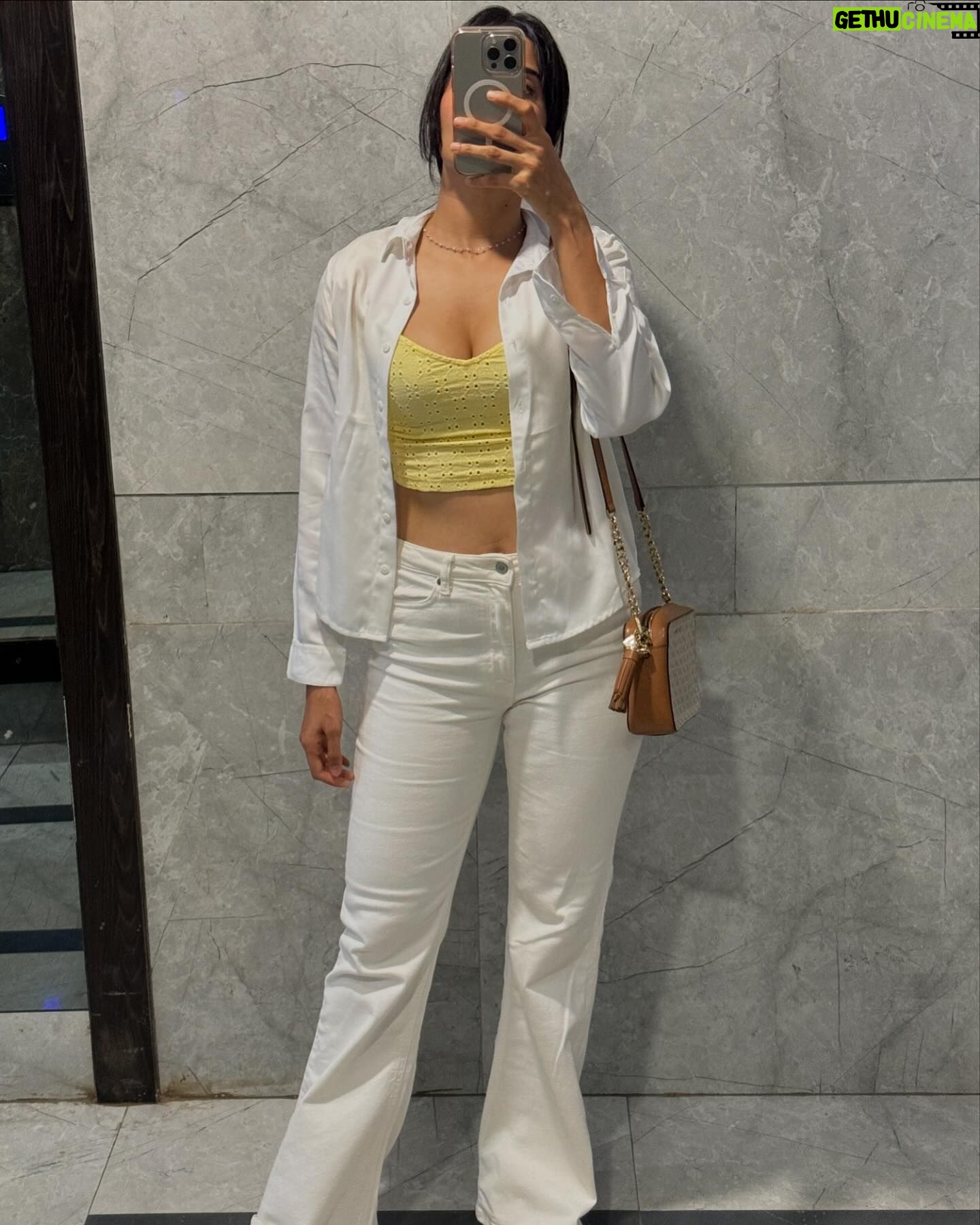 Madhuri Jain Instagram - Chumma casual ah 🤍🫶