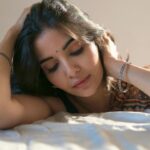Madhuri Jain Instagram – Never felt so alive in my own skin and honestly , it’s beautiful and empowering 🤍💙

#bareskin

📸: @navin_prasathh 
Saree : @tribanga_india