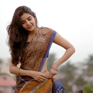 Madhuri Jain Instagram - Smile a little more , regret a little less 🤍 

📸: @navin_prasathh 
Saree : @tribanga_india