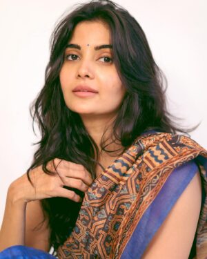 Madhuri Jain Instagram - On loop : Kyun milti hai nazar, kyun hota hai asar 💙

📸: @navin_prasathh 
Saree: @tribanga_india